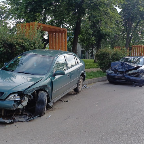 Trei mașini lovite într-un accident provocat de un tânăr băut în Botoșani