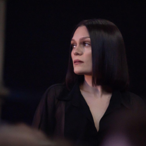 Jessie J, cântăreața britanică, a anunțat că suferă de cancer de sân în stadiu incipient și că urmează să fie operată după concertul de la Summertime Ball, programat pentru această lună. Potrivit digi24.ro, artista a făcut public diagnosticul într-o postare emoționantă pe Instagram, unde a spus: „Am fost diagnosticată cu cancer de sân în stadiu incipient. Cancerul este groaznic în orice formă, dar eu mă agaț de cuvântul &lt;&gt;”. În vârstă de 37 de ani, Jessie J, al cărei nume real este Jessica Cornish, a explicat că în ultima vreme a trecut prin numeroase investigații medicale.