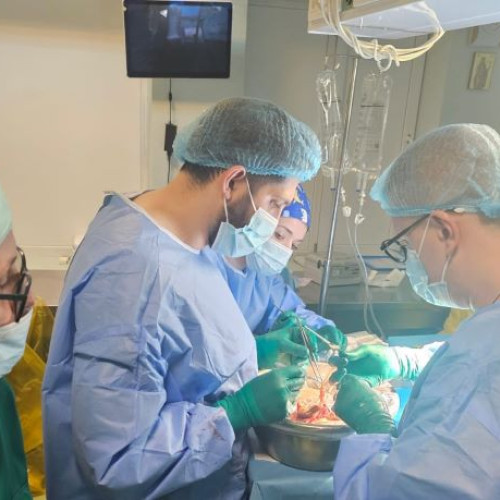 O a doua prelevare de organe și țesuturi din acest an a avut loc în timpul nopții la Spitalul Județean de Urgență Brașov, potrivit newsbv.ro. Conform sursei, gestul umanitar a fost posibil datorită generozității unei familii aflate în durere, care a ales să transforme această tragedie într-o speranță pentru alții. Aceasta demonstrație de solidaritate și compasiune a fost coordonată de o echipă locală formată din doctorii Grusea, Galbinean, Falup, Voinea și Iacoban, precum și de un colectiv de asistente de la blocul operator.