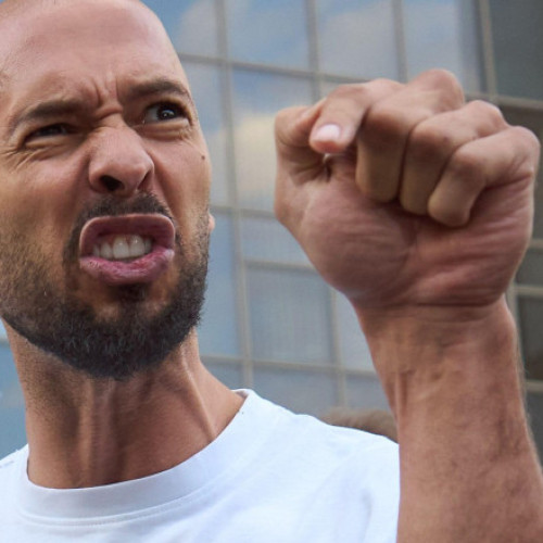 Autoritățile din Vanuatu intenționează să-i retragă cetățenia lui Andrew Tate, după ce s-a demonstrat că acesta a obținut un „pașaport de aur” în același timp în care era arestat în România în 2022, potrivit BBC. Se pare că influencerul a dobândit cetățenia în cadrul unui program special destinat celor care investesc cel puțin 130.000 de dolari în arhipelagul Pacific, conform unei investigații realizate de Organised Crime and Corruption Reporting Project, potrivit site-ului News.ro.