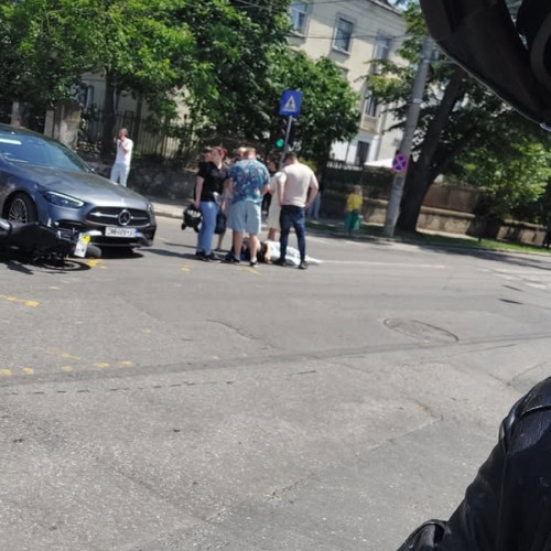 Accident grav cu motociclisti în Galați. Un tânăr de 19 ani a ajuns la spital după ce motorul pe care îl conducea a fost lovit de o limuzină Mercedes, miercuri, 4 iunie, potrivit site-ului viata-libera.ro.