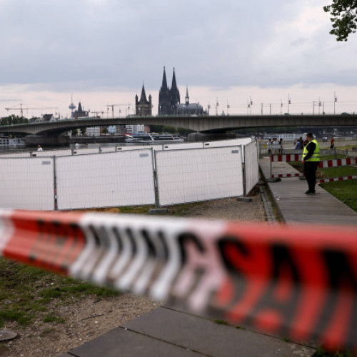 Autoritățile din Köln au evacuat peste 20.000 de oameni după ce au fost descoperite trei bombe americane neexplodate din timpul celui de-al Doilea Război Mondial, relatează digi24.ro. Potrivit informațiilor, evacuarea a inclus spitale, școli, azile și zeci de hoteluri, fiind cea mai amplă operațiune de acest fel de după război în oraș.