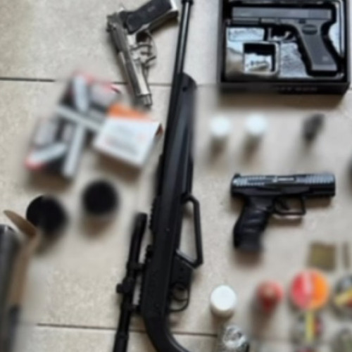 Percheziții în Capitală și județul Argeș în cadrul unei operațiuni împotriva traficului ilegal de arme