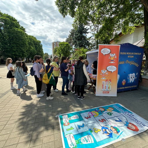 Caravana profilaxiei, prima inițiativă de acest fel la Botoșani, a avut loc în weekend, pe Pietonalul Unirii, și a fost organizată de Colegiul Medicilor Stomatologi în parteneriat cu Primăria municipiului. Evenimentul, desfășurat între 31 mai și 1 iunie, a avut ca scop promovarea igienei orale și prevenirea problemelor dentare, atât pentru copii, cât și pentru adulți, potrivit botosaninews.ro.