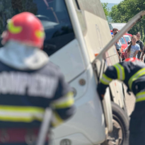Planul Roșu de Intervenție a fost activat în județul Botoșani după un accident grav în localitatea Ungureni, pe DN 29, unde un autocar s-a răsturnat. Potrivit ISU Botoșani, în autocar se aflau 12 persoane, iar două dintre acestea au fost rănite. Rănile sunt ușoare, fiind vorba de un bărbat și o femeie, ambii fiind conștienți și cooperanți, precizează sursa citată pe digi24.ro.