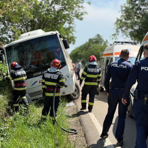 Accident grav cu un autocar la Ungureni, două persoane rănite