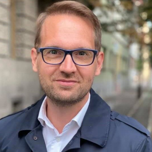 Conform site-ului damboviteanul.com, Dominic Fritz, președintele interimar al Uniunii Salvați România (USR), a declarat recent că partidul său va susține un guvern din care face parte. El a precizat că, dacă USR nu va fi inclus în guvern, va trece în opoziție pentru a urmări și a critica măsurile luate. Fritz a subliniat însă că orice guvern va adopta un pachet de măsuri cu care nimeni nu va fi complet mulțumit, ceea ce va fi un indicator pentru succesul sau eșecul acordului de coaliție.