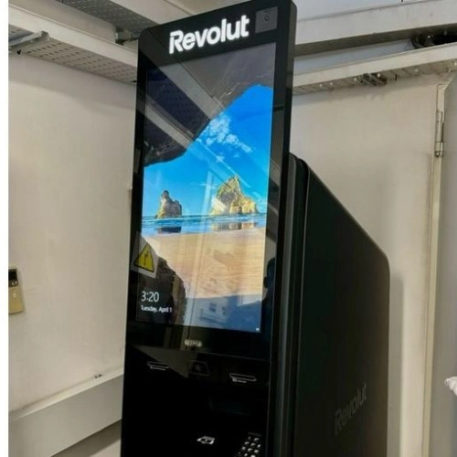 Revolut lansează primele bancomate în Barcelona în cadrul unui test pilot