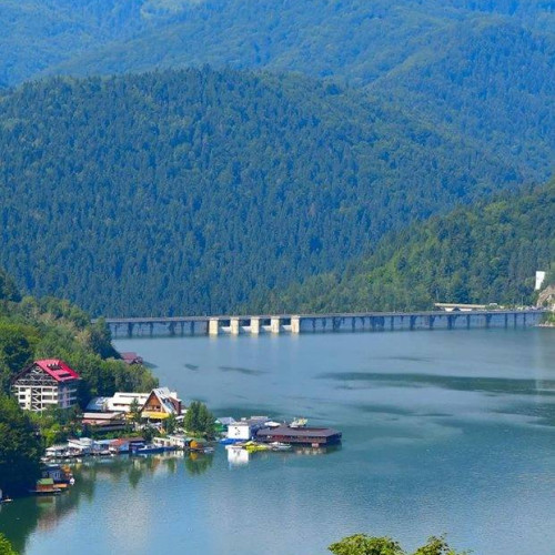 Proba tehnică la barajul Izvoru Muntelui va avea loc pe 5 iunie 2025, potrivit Prefecturii Neamț. Conform sursei mentionate pe monitorulneamt.ro, începând cu ora 12:00, se va realiza o deversare controlată a unui debit de 50 metri cubi pe secundă, pentru o durată de 30 de minute pentru fiecare stavilă.