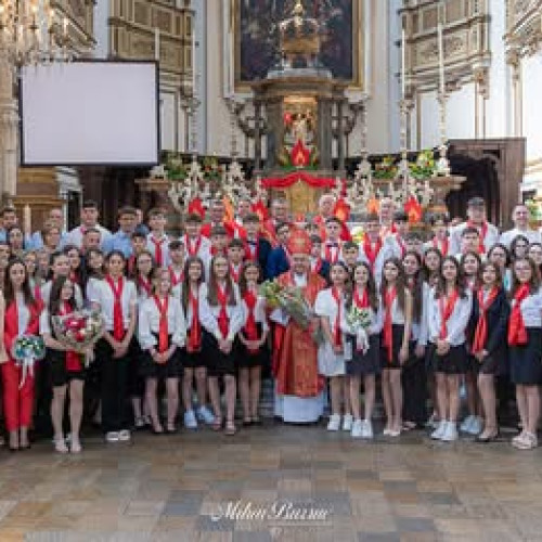 Vineri, 31 mai 2025, în Capelania Catolică Românească din Torino, a avut loc o ceremonie specială dedicată tinerilor. Potrivit emaramures.ro, 42 de adolescenți, dintre care 19 băieți și 23 de fete, au primit sacramentul Mirului, fiind consacrați prin impunerea mâinilor Preasfântitului Petru Sescu, episcop auxiliar de Iași. Liturghia solemnă a fost oficiată de către Preasfinția Sa împreună cu mai mulți preoți, printre care parintele paroh Iulian Herciu, parintele Adrian Stoica, parintele Isidor Iacovici, parintele Ionut-Gabriel Giurgica și diaconul Octavian Matei.