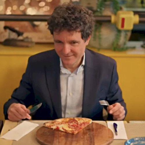 Problemele financiare ale statului român, precum și progresele în colectarea veniturilor, sunt în centrul discuției publice. Potrivit stiridecluj.ro, președintele a explicat diferența dintre venituri și cheltuieli, comparând bugetul cu o pizza. El a spus că &quot;dacă vreți o analogie cu pizza, de ani de zile platim o pizza medie și mâncăm o pizza mare. Diferența trebuie plătită de cineva.&quot; Nicușor Dan a accentuat că această discrepanță reprezintă o problemă structurală la nivel național.