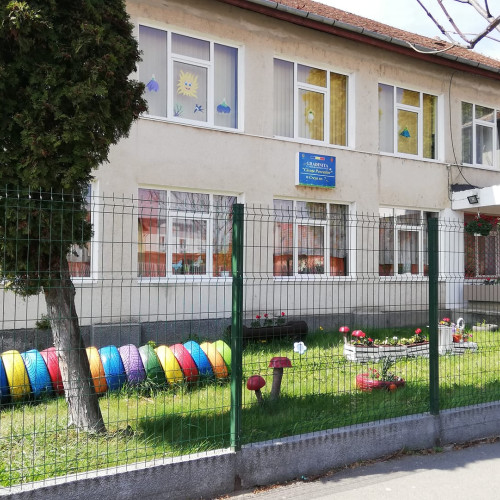 Primăria Sibiu a demarat un nou proiect de reabilitare a unei unități de învățământ din municipiu, semnând recent contractul pentru modernizarea grădiniței "Căsuța poveștilor" de pe strada A.T. Laurian nr. 13. Potrivit sursei turnulsfatului.ro, investiția, în valoare de 7,74 milioane de lei, este finanțată din fonduri europene nerambursabile, în cadrul Programului "Regiunea Centru" 2021-2027, și va fi executată de asocierea Rara Construct SRL - Rara Invest SRL.