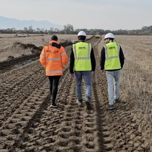 Constructorul turc Makyol Insaat Sanayi Turizm Ve Ticaret As a început exploatarea terenurilor în comuna Carta pentru materiale de construcție, potrivit unor informații publicate de turnulsfatului.ro. Compania a închiriat aproximativ 12 hectare de teren de la primărie și solicită acum autorizație pentru extragerea a peste un milion de metri cubi de material, inclusiv pământ, nisip și pietriș, pentru realizarea autostrăzii Sibiu-Făgăraș.