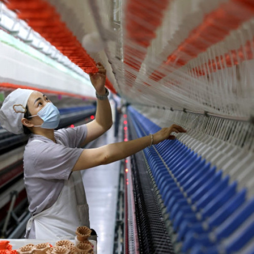 Activitatea manufacturieră din China a scăzut în mai, cel mai rapid ritm din septembrie 2022, potrivit unui sondaj privat publicat marți. Sondajul publicat de Caixin/S&amp;P Global indică o scădere a indicelui managerilor de achiziții (PMI) din industrie la 48,3, sub estimările Reuters de 50,6, și față de 50,4 în aprilie. Este pentru prima dată din septembrie anul trecut când indicele a coborât sub pragul de 50, care semnalează încetinirea activității. Conform site-ului digi24.ro, scăderea activității a fost accentuată de reducerea cererii externe, inclusiv a comenzilor de export, care au atins cel mai redus nivel din iulie 2023.