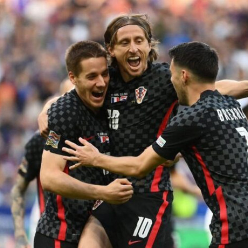 Luka Modric, câștigătorul Balonului de Aur în 2018, aproape de o mutare la AC Milan, potrivit Sky Sport Italia, citează DPA. Postul de televiziune menționează că directorul sportiv al milanezilor, Igli Tare, a călătorit în Croația pentru a negocia cu jucătorul.