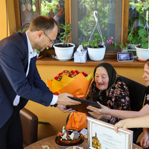 O bătrână din Botoșani împlinește 101 ani și primește vizita primarului