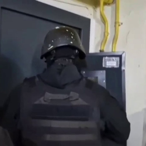 Un administrator de firmă, reținut și plasat sub control judiciar pentru 60 de zile în cadrul unei anchete, citează alba24.ro. Acesta este acuzat că ar fi falsificat documente și prezentat lunar acte emise în numele societății pentru a beneficia ilegal de stimulente financiare. Conform anchetei, societatea a primit peste 1,4 milioane de lei pe nedrept.