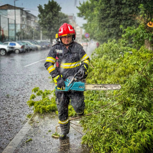 Intervenții ale pompierilor în Dâmbovița din cauza fenomenelor meteorologice severe