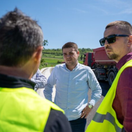 Un nou drum județean va fi modernizat în Suceava, anunță președintele Consiliului Județean, Gheorghe Soldan. Potrivit informatiata.ro, Soldan a vizitat șantierul de pe DJ 178B, care leagă comunele Satu Mare și Granicesti. Este vorba de un tronson de aproximativ 3,2 kilometri, inițial pietruit, acum în plină modernizare cu o investiție de 12,7 milioane de lei, finanțată prin Programul Național Anghel Saligny. Lucrările sunt în grafic și constructorii speră să fie gata mai devreme de termenul stabilit, martie 2026.