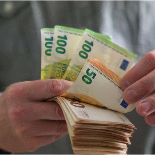 Cursul euro a depășit pragul de 5 lei, după ani de supraapreciere a leului, conform oficialilor BNR