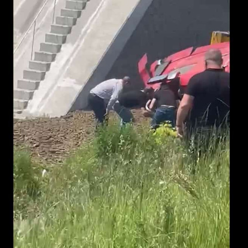 Un pompier din Alba, aflat în timpul liber, a intervenit recent la un accident rutier pe Autostrada A3, conform alba24.ro. Paul-Alexandru Paven, care face parte din ISU Alba, secția Câmpeni, a demonstrat curaj, profesionalism și spirit civic, acționând rapid când a văzut că o autoutilitară s-a răsturnat în afara carosabilului.