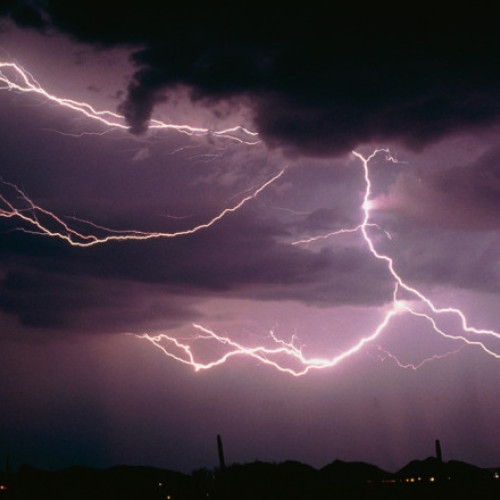 Furtuni puternice afectează sudul și estul țării, conform informațiilor citate de digi24.ro. Miercuri după-amiaza, mai multe județe au fost lovite de ploi torențiale, grindină de mari dimensiuni și rafale de vânt puternic. În județele Dâmbovița, Prahova, Argeș, Vrancea și în București, s-au înregistrat fenomene extreme care au cauzat numeroase probleme.