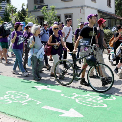 Zeci de manifestanți israelieni pornesc într-un marș spre Gaza pentru a protesta împotriva ofensivei