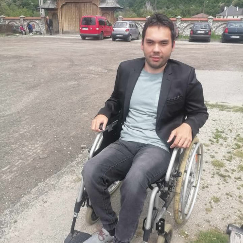 Nicolae Simionescu, președintele Asociației „Dizabil în slujba comunității”, a lansat un canal de YouTube intitulat „Povesti Nespuse”. Potrivit asigorj.ro, tânărul în scaun cu rotile, care locuiește în comuna Polovragi, a fost implicat de mulți ani în sprijinirea cazurilor sociale din zonă.