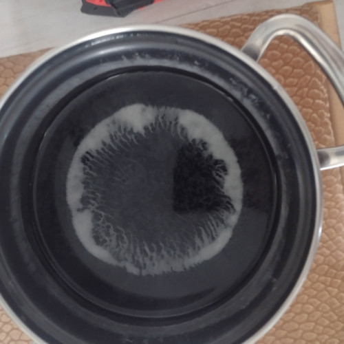 Calitatea apei potabile din Galați, care provine din Dunăre, a ajuns din nou în centrul atenției după ce un locuitor al orașului a semnalat o problemă legată de apa de la robinete. Potrivit informațiilor, după fierbere, vasul sau filtrul de cafea rămâne plin de depuneri albe, ceea ce i-a determinat pe mulți să se întrebe dacă este sigur consumul acesteia.