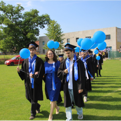 Elevii de la Colegiul Național „Avram Iancu” din Ștei, clasa a XII-a, au spus adio colegiului într-un mod emoționant, noteaza crisana.ro. Clopotelul a sunat pentru ultima dată, semnând încheierea unui capitol important în viața lor. Absolvenții, însoțiți de rude și prieteni, au făcut un tur al școlii, vizitând sălile de clasă, cancelaria și birourile directorilor Cristian Andru și Cristian-Petru Gavris, pentru a lua rămas bun de la spațiile care le-au fost a doua casă.