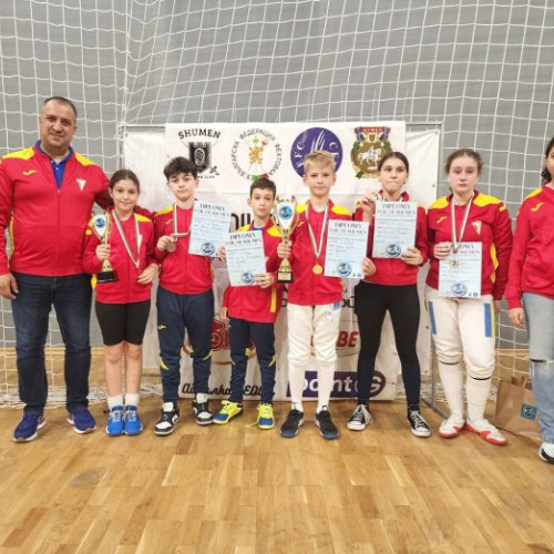 Scrimerii de la CS Petrolul Ploiești au obținut cinci medalii la concursul internațional de scrimă-floretă Shumen Foil Cup EFC, desfășurat la Shumen, în Bulgaria, potrivit site-ului ziarulprahova.ro. Competiția a adunat sportivi din Marea Britanie, Germania, Qatar, Turcia, Bulgaria și Georgia, iar reprezentanții Ploieștiului s-au remarcat prin rezultate deosebite.