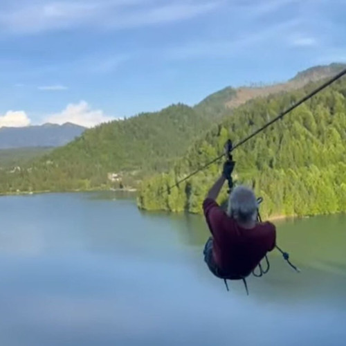 O nouă atracție spectaculoasă va fi inaugurată în curând în zona Colibița, potrivit timponline.ro. Este vorba despre o tiroliană care traversează lacul, având peste un kilometru lungime, și promite aventuri pline de adrenalină, priveliști uimitoare și o senzație unică de libertate la înălțime. Potrivit anunțului online, zborul se face deasupra apei, cu inima bătând precum în scenele din filme de acțiune. Sub tine vei vedea pădurea, lacul și munții din jur.