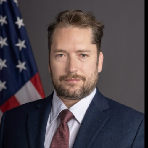 Darren Beattie, secretar de stat adjunct al SUA, controversat pentru opiniile sale pro-ruse și pentru implicarea în închiderea unei agenții de combatere a dezinformării, este acuzat de sursele din cadrul Departamentului de Stat că nu ar fi fost verificat corespunzător înainte de numire. Potrivit publicației digi24.ro, acesta a fost numit în funcție în condiții considerate discutabile.