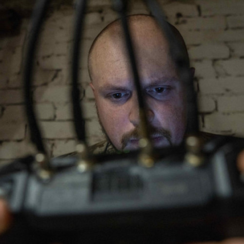 Ucraina își intensifică producția de drone, planificând să o crească de 2,5 ori în acest an, potrivit informațiilor publicate de Bloomberg și citate de Digi24.ro. Conform Centrului pentru Comunicații Strategice al țării, în 2024 Ucraina a fabricat un milion de drone, iar acum intenționează să ajungă la 2,5 milioane.