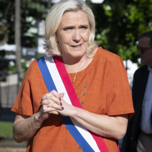 Marine Le Pen își păstrează temporar funcția de reprezentant local în regiunea Pas-de-Calais, chiar dacă a fost condamnată pentru deturnare de fonduri publice. Potrivit digi24.ro, instanța din Lille a decis să îi retragă dreptul de a candida pentru o funcție publică pentru o perioadă de cinci ani, ceea ce afectează în mod direct ambițiile sale prezidențiale.