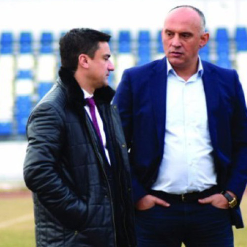 Razboiul dintre primarul Iasului, Mihai Chirica, si fostul presedinte al Politehnicii Iasi, Florin Prunea, a escaladat miercuri, dupa ce acesta din urma a lansat acuzatii dure la adresa edilului, potrivit ziarului online ziaruldeiasi.ro. Într-un interviu acordat pentru iAM SPORT, Prunea l-a criticat pe Chirica, aducand în discutie probleme personale si zvonuri privind comportamentul său.