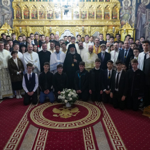 Primii absolvenți ai Seminarului Teologic Ortodox „Sfântul Andrei” din Galați, din anul 1995, s-au reîntors în banci după trei decenii, pentru a-și rememora tinerețea și a celebra împreună această etapă importantă. Potrivit site-ului viata-libera.ro, evenimentul a avut loc recent și a fost marcat de o slujbă arhierească și de momente de introspecție, în prezența înaltpreasfințitului arhiepiscop Casian, a părintelui Eugen Dragoi și a celorlalți membri ai corpului profesoral.