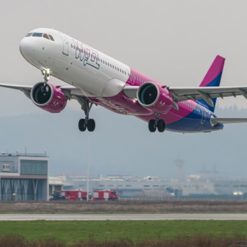 Zborurile directe de pe Aeroportul Brașov spre Budapesta, lansate de Wizz Air în iulie 2024, au avut un succes deosebit în a doua jumătate a anului trecut, notează newsbv.ro. În doar șase luni, aproape 32.000 de pasageri au ales această rută, cu o rată de ocupare de 84,2%, peste media altor zboruri similare. Comparativ, în tot anul 2024, numai 9.322 de persoane au călătorit între Cluj-Napoca și Budapesta, deși zborurile de pe aeroportul din Cluj au fost disponibile pe tot parcursul anului, evidențiind cererea crescută pentru conexiuni directe în zona Brașov.