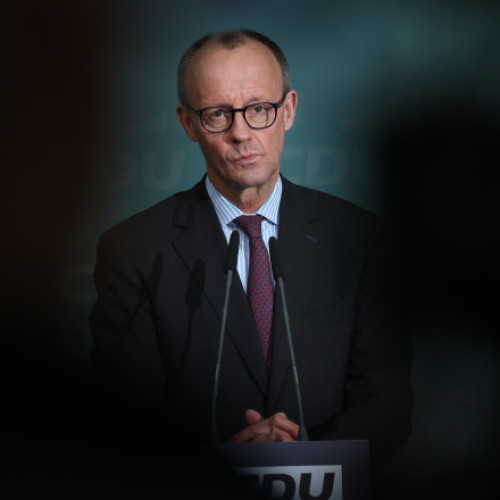 Friedrich Merz, prim-ministrul german, va avea joi prima întâlnire față în față cu președintele american Donald Trump, relatează digi24.ro. Potrivit sursei, întâlnirea se va desfășura în Biroul Oval, într-un context tensionat între Europa și SUA, în condițiile în care încercările Europei de a evita impunerea de tarife americane și de a menține sprijinul SUA pentru Ucraina sunt priorități importante.