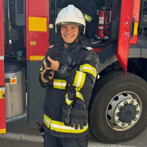 Sursa Alba24.ro noteaza o misiune mai puțin obișnuită pentru pompierii din Aiud, care au fost chemați joi dimineața pentru a salva un pui de pisică.