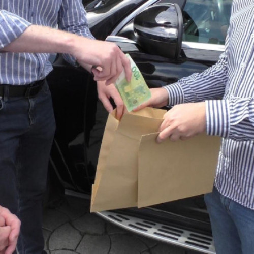 Inspectorul șef din cadrul Direcției Generale Antifraudă Fiscală, Andrei Petru Dimitriu, va rămâne în arest preventiv pentru 30 de zile, după ce Curtea de Apel București a respins, miercuri, contestația acestuia împotriva deciziei Tribunalului București din 23 mai 2025. Potrivit DNA, faptele sale sunt de un pericol social ridicat și subminează autoritatea statului.