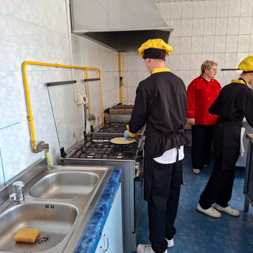 Scoala de cooperatie din Botoșani, o relicvă a comunismului care a reușit să reziste timp de peste 80 de ani, continuă să formeze meseriași de calitate, într-un sistem modernizat. Potrivit botosaninews.ro, școala a fost înființată în 1941 și a supraviețuit chiar și reformelor din domeniul educației, inclusiv cele din 2009, când multe școli profesionale au fost desființate.