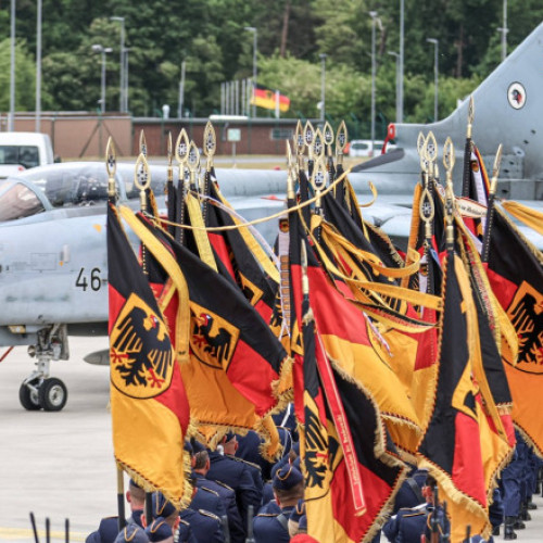 Germania va necesita aproximativ 50.000 până la 60.000 de soldați suplimentari pentru a îndeplini noile cerințe ale NATO, potrivit declarațiilor ministrului german al apărării, Boris Pistorius, înainte de întâlnirea ministrilor apărării din cadrul alianței de la Bruxelles, notează AFP și News.ro. Pistorius a menționat că această estimare este aproximativă și are ca scop întărirea capacităților de apărare solicitate de NATO.