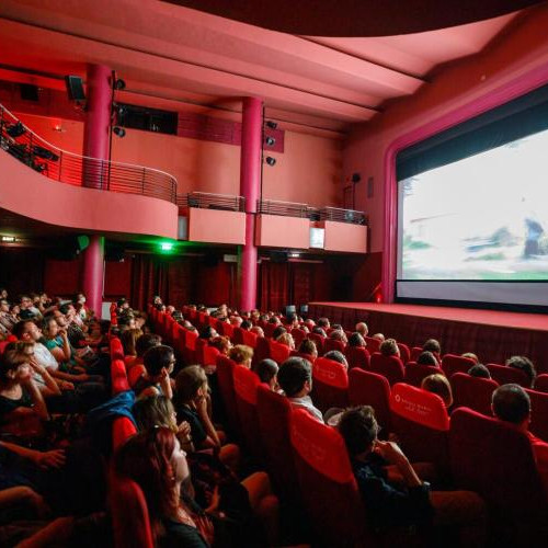 Scădere semnificativă a numărului de spectatori la cinema în 2024, potrivit datelor Centrului Național al Cinematografiei, citate de stiridecluj.ro. Analizele efectuate de compania de consultanță Cushman &amp; Wakefield Echinox arată că, față de anul precedent, numărul total al cinefililor a scăzut cu 14%, iar încasările au fost cu 5% mai mici. Numărul de spectatori a scăzut de la 13,1 milioane în 2023 la doar 11,2 milioane în 2024, marcând o revenire parțială la nivelurile dinaintea pandemiei, dar în continuare în scădere.