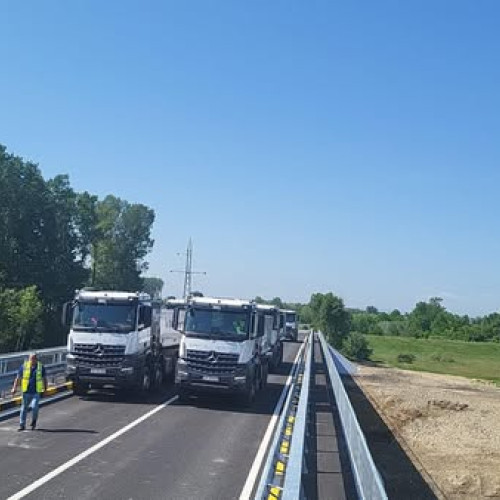 Noul pod de la Lutca se află aproape de finalizare și urmează să fie redeschis în curând, potrivit unui anunț al Consiliului Județean Neamț. În ultimele zile, echipele de construcție au început testele de rezistență, o etapă crucială înainte de inaugurarea oficială. Reprezentanții instituției menționează că lucrările s-au încheiat cu cinci luni mai devreme decât estimările inițiale, iar circulația rutieră va fi reintrodusă în câteva zile.