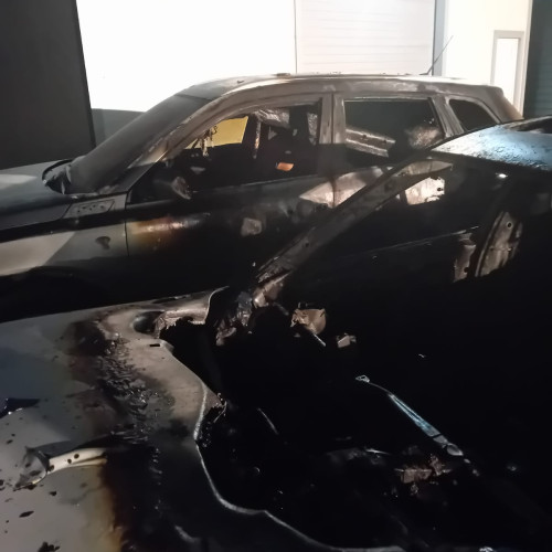 Două mașini distruse de foc în Roman în urma unui incendiu izbucnit în toiul nopții