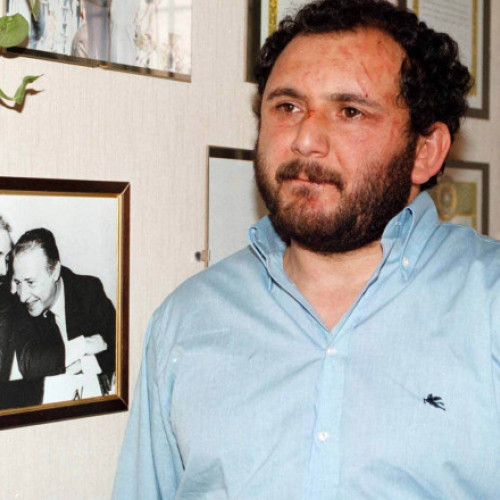 Giovanni Brusca, fost membru al mafiei siciliane Cosa Nostra, a fost eliberat recent după ce a petrecut 25 de ani în închisoare, potrivit digi24.ro. Se pare că acesta beneficiază acum de sprijinul unui program de protecție a martorilor, fiind departe de Sicilia și având identitate falsă, notează sursa. Brusca, care a recunoscut că a comis peste 150 de asasinate, a fost inițial condamnat la închisoare pe viață, dar pedeapsa i-a fost redusă în urma colaborării cu justiția, ca urmare a unei legi promovate chiar de fostul său colaborator, judecătorul Giovanni Falcone.