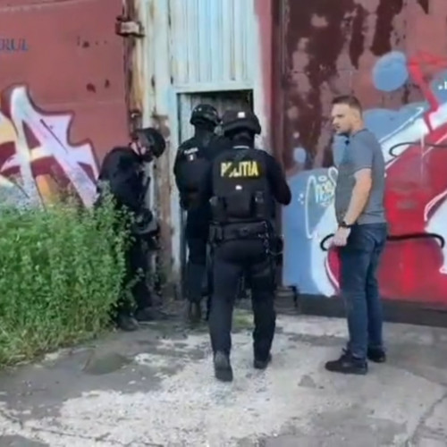 Descinderi în mai multe județe și în Capitală împotriva unui grup de escroci