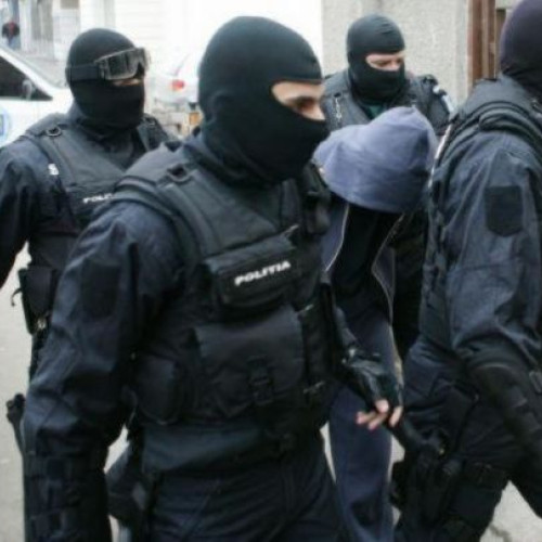 Perchete la nivel național în cadrul unei anchete împotriva fraudelor financiare și accesului ilegal la sisteme informatice