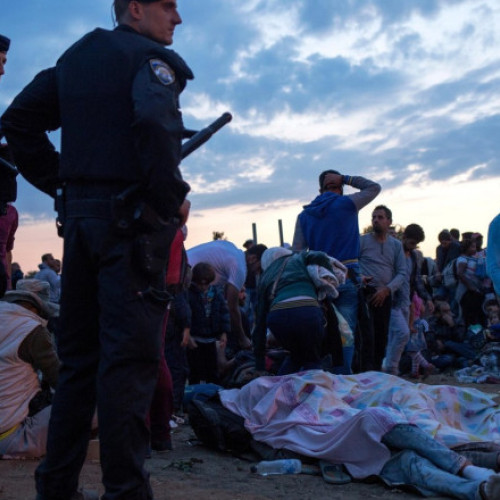 Administrația președintelui Donald Trump face presiuni asupra Serbiei și altor țări din Balcani pentru a primi migranți deportați din Statele Unite, potrivit unor surse citate de Bloomberg. Potrivit acestor persoane anonime, solicitări de acest fel sunt în curs de desfășurare și reprezintă parte dintr-o strategie mai amplă de a găsi guverne dispuse să accepte migranți deportați din SUA, inclusiv unii care au intrat inițial sub protecția americane din perioada Biden. Birourile regionale ale Departamentului de Stat al SUA au fost însărcinate cu promovarea acestei idei, noteaza digi24.ro. Nu se știe dacă s-au încheiat acorduri oficiale în urma discuțiilor, iar Casa Albă și Departamentul de Stat nu au comentat momentan aceste informații. De asemenea, ministrul de externe al Serbiei nu a răspuns la solicitările de comentarii.